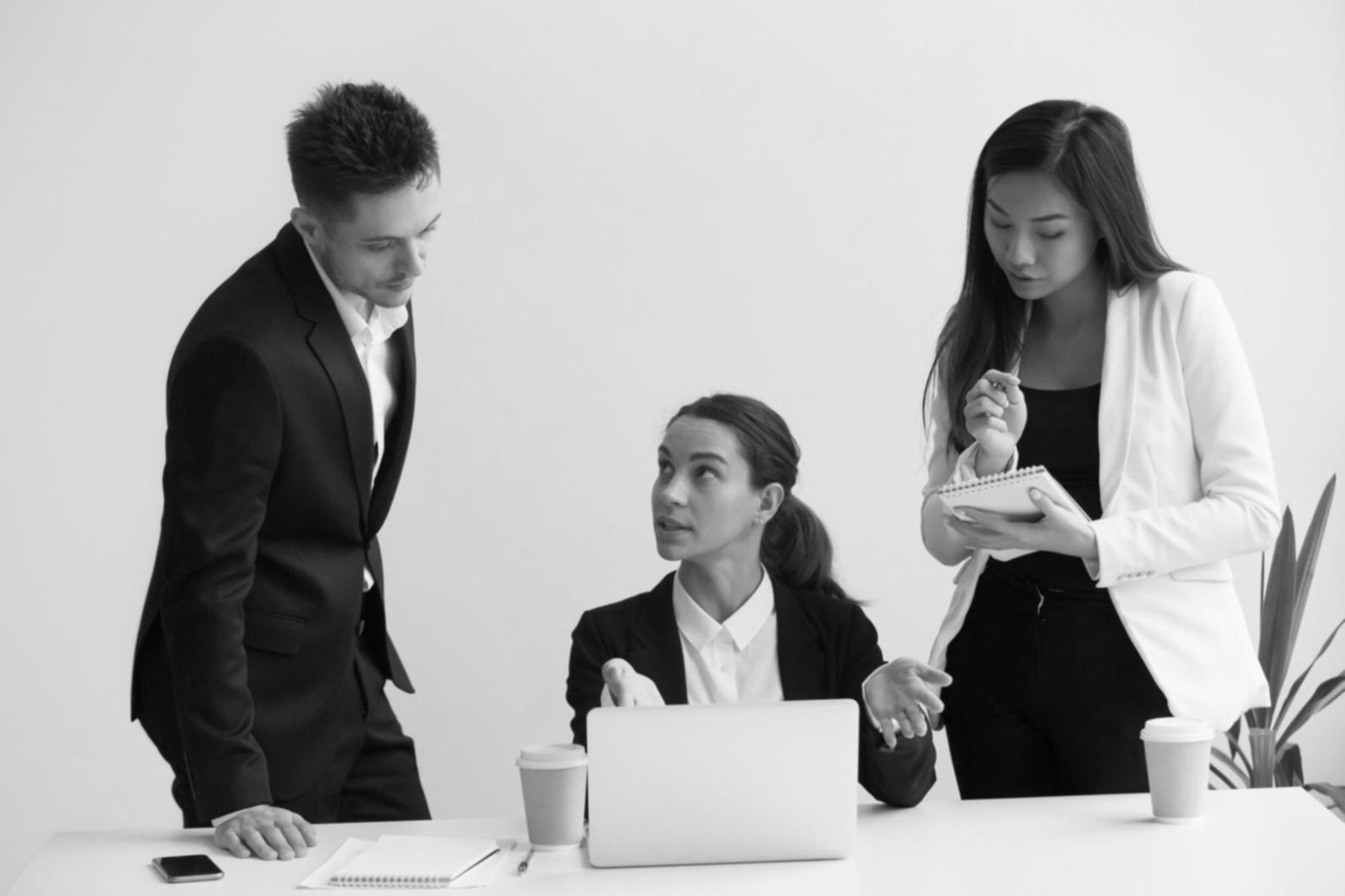 Persona trabajando con materiales de aprendizaje financiero en diferentes formatos